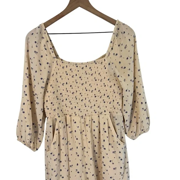 American Eagle Beige Floral Romper – Small‎ – Quarter Sleeve – Pockets - Picture 2 of 3